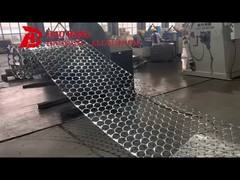 공장은 작은 크기의 알루미늄 원을 생산하고 있습니다